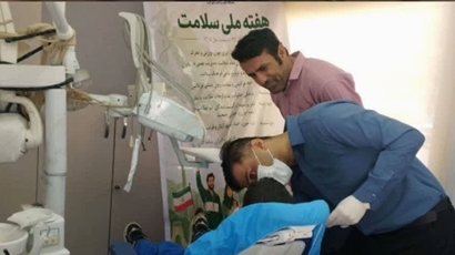 استقرار کلینیک سیار دندان‌پزشکی در اداره آموزش و پرورش اردل به مناسبت هفته ملی سلامت